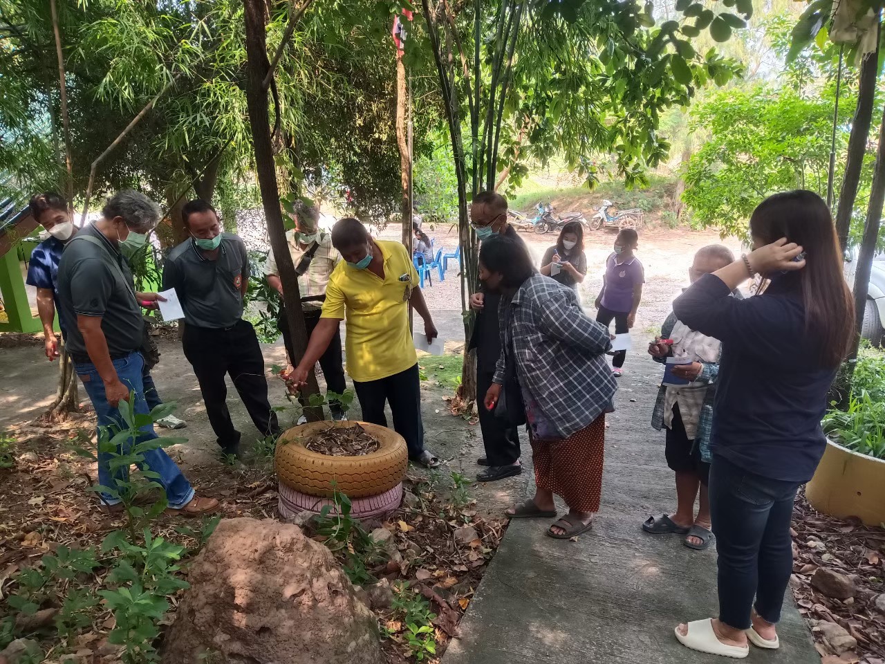 2566 กิจกรรมเรียนรู้สมุนไพรโรงเรียนป่าชุมชนบ้านสระสี่มุม(เขาลับแล) ตำบลเขาขลุง อ.บ้านโป่ง จ.ราชบุรี เป้าหมาย เครือข่ายป่าไม้ภาคพลเมืองและเครือข่ายป่าชุมชน วิทยากร นายเอี่ยม ศรีพนมวรรณ์ ปราชญ์ ชาวบ้าน สนับสนุนงบประมาณจกสถาบันพัฒนาองค์กรชุมชน (พอช.) ดูแลจัดการโดยมูลนิธิประชาคมราชบุรี(RCF)